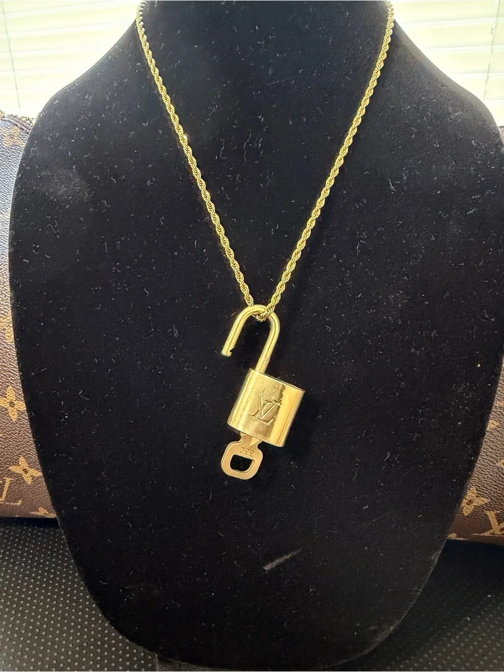 Louis Vuitton chain unbranded